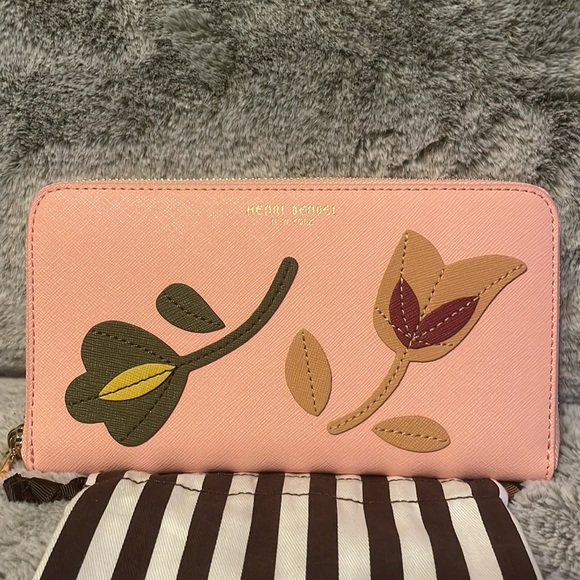 2x Host Pick 4/25 🎉🎊!! Henri Bendel Pink Floral Appliqué Long Wallet - Picture 2 of 10